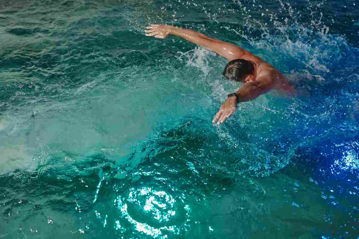 Плавання як лікування: користь для хребта